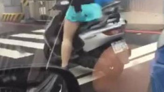 妹子,你到底穿没穿内裤啊? 丁字裤了啦 妹子,你到底穿没穿内裤啊? 丁字裤了啦