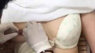 美女穿奶環痛到皺眉頭 美女穿奶環痛到皺眉頭