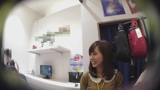 真‧偷拍神人!!假裝詢問熱心的店員 ,其實是想偷看內褲是甚麼花樣 2 真‧偷拍神人!!假裝詢問熱心的店員 ,其實是想偷看內褲是甚麼花樣 2