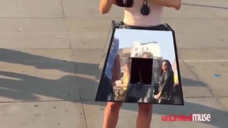 情色摸摸箱!正妹邀路人「伸手探女體」讓你想摸就摸:下半身也一起開放試玩 情色摸摸箱!正妹邀路人「伸手探女體」讓你想摸就摸:下半身也一起開放試玩