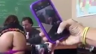 好開放的女同學!教授指導報告同時...她脫下小褲讓同學拍:渾圓美尻鏡頭前扭啊扭 好開放的女同學!教授指導報告同時...她脫下小褲讓同學拍:渾圓美尻鏡頭前扭啊扭