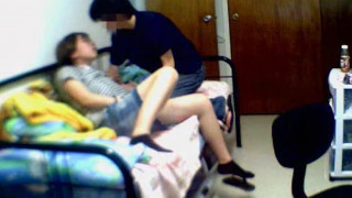 小女友被隔著衣服上下其手 騷癢難耐不停呻吟 小女友被隔著衣服上下其手 騷癢難耐不停呻吟