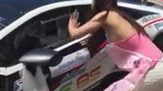 泰國少女街頭擺賣沙律 身材豐滿又以低胸衫上陣非常吸睛 跑車客也來買 泰國少女街頭擺賣沙律 身材豐滿又以低胸衫上陣非常吸睛 跑車客也來買