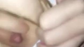 (´▽`)ノ-超嗨K歌包廂!女女互騎好鹹濕~扯下背心秀出鮮嫩草莓豆!網友拜託揪我一起夜唱 (´▽`)ノ-超嗨K歌包廂!女女互騎好鹹濕~扯下背心秀出鮮嫩草莓豆!網友拜託揪我一起夜唱