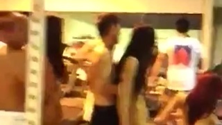 淫亂健身房!裸女隨意拿捏還有人只顧跑步! 淫亂健身房!裸女隨意拿捏還有人只顧跑步!