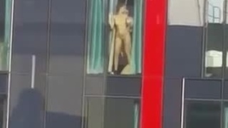 做愛怕沒有人看到?妹子被壓在落地窗上猛幹全被拍下! 做愛怕沒有人看到?妹子被壓在落地窗上猛幹全被拍下!