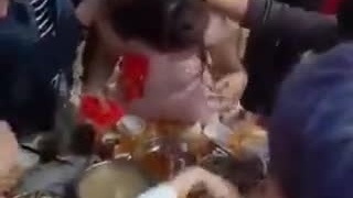 為了禮金忍!新娘被灌酒...賓客給紅包硬塞新娘乳溝趁機伸出鹹豬手:摸兩把才不吃虧2 為了禮金忍!新娘被灌酒...賓客給紅包硬塞新娘乳溝趁機伸出鹹豬手:摸兩把才不吃虧2