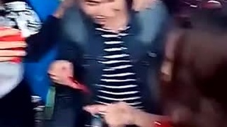 為了禮金忍!新娘被灌酒...賓客給紅包硬塞新娘乳溝趁機伸出鹹豬手:摸兩把才不吃虧1 為了禮金忍!新娘被灌酒...賓客給紅包硬塞新娘乳溝趁機伸出鹹豬手:摸兩把才不吃虧1