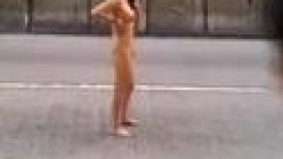 High大咗港女周街裸跑:影相兩蚊 睇睇一蚊 High大咗港女周街裸跑:影相兩蚊 睇睇一蚊
