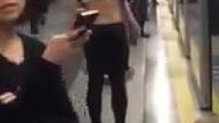 索女金鐘站月台除衫BraBra任你睇 索女金鐘站月台除衫BraBra任你睇