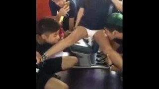 學生妹ocamp比人任奶腳仍面露笑顏 學生妹ocamp比人任奶腳仍面露笑顏