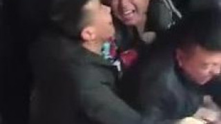 一群惡狼正在撲向伴娘、女孩無助的眼神、看著心酸 一群惡狼正在撲向伴娘、女孩無助的眼神、看著心酸