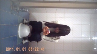 上大學時偷拍到的絕色校花放尿,稀疏黃陰毛和兩片肥厚大陰脣被透明內褲包裹着越看越興奮 上大學時偷拍到的絕色校花放尿,稀疏黃陰毛和兩片肥厚大陰脣被透明內褲包裹着越看越興奮