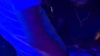 大陆某夜店KTV极品帅哥超长大黑屌被男客舔口,现场女声淫荡尖叫声! 重口味 大陆某夜店KTV极品帅哥超长大黑屌被男客舔口,现场女声淫荡尖叫声! 重口味