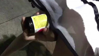 港女在樓下玩奧樂蜜C樽塞下體 港女在樓下玩奧樂蜜C樽塞下體