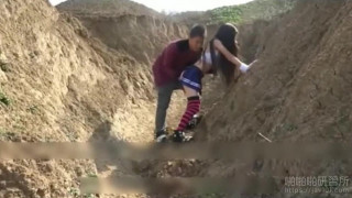 抓到野外壕溝摳逼學生妹 那麼好色就由男人幫她摳大力點 抓到野外壕溝摳逼學生妹 那麼好色就由男人幫她摳大力點