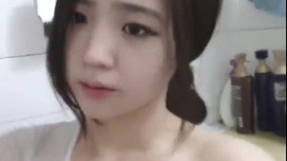 韓國學生妹用浴室門把SOLO秀好幾手 韓國學生妹用浴室門把SOLO秀好幾手