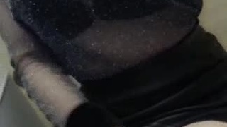 穿著暴露在路上遊走！所有路人盯著她的雙球看！乾脆露出小丁底下的秘密..5