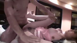 極品正妹在半夢半醒間就被無套插入 極品正妹在半夢半醒間就被無套插入