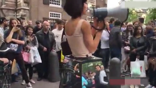 国外行为艺术家在街头让人随便摸奶扣逼 国外行为艺术家在街头让人随便摸奶扣逼