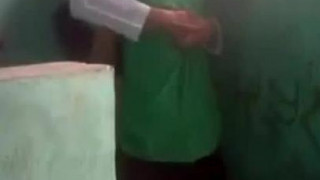 em cấp 2 xoạc nhau trong WC em cấp 2 xoạc nhau trong WC