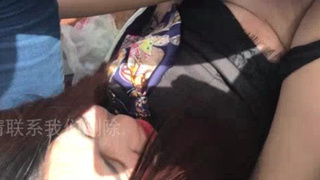 這車震不只開車門做愛 還清清楚楚的內射了 這車震不只開車門做愛 還清清楚楚的內射了