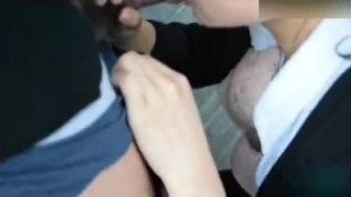 野外三人行老婆在野外为单男口交 野外三人行老婆在野外为单男口交