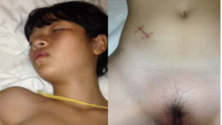 迷姦就讀初中的小妹妹 看這鮑貌似處女 迷姦就讀初中的小妹妹 看這鮑貌似處女