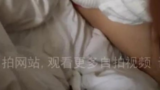 找一對姊妹花開房,姐姐賣力的服務~妹妹在旁邊滑手機!! 找一對姊妹花開房,姐姐賣力的服務~妹妹在旁邊滑手機!!