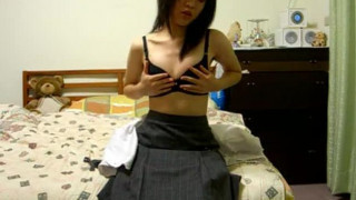 學生妹一到家就先上床摸一番,怎麼摸都不夠阿!!(有影) 學生妹一到家就先上床摸一番,怎麼摸都不夠阿!!(有影)