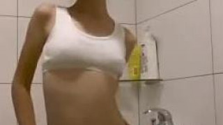 嬌小嫩妹~在洗澡前先自拍,不知道是不是要拍給小男友看?!(有影) - 1 嬌小嫩妹~在洗澡前先自拍,不知道是不是要拍給小男友看?!(有影) - 1