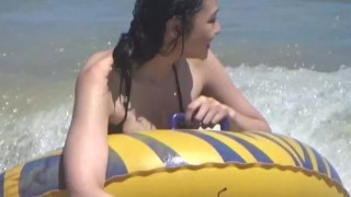 曾霸佔網絡頭條事件的-凱渥名模曾昕晨墾丁南灣沙灘比基尼掉了露點遭網友熱議瘋傳 曾霸佔網絡頭條事件的-凱渥名模曾昕晨墾丁南灣沙灘比基尼掉了露點遭網友熱議瘋傳