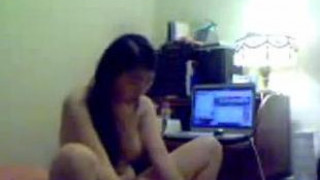 [自拍露臉]女友在上網，沒穿內褲打開就能上！看動物交配～把我當馬騎（有影）