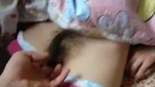 [自拍露臉]趁妹妹睡覺偷偷摳～叫不醒只好顏射囉！過程還被"第三者"看見（有影）