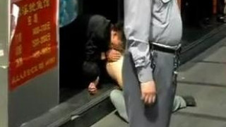 街頭當街舔奶~女生神智不清任人玩!超誇張~路人經過當作沒事情 (有影) 街頭當街舔奶~女生神智不清任人玩!超誇張~路人經過當作沒事情 (有影)