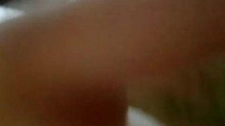 [異物侵入]放假在家太無聊～拿小黃瓜插自己，「刺刺的」感覺好舒服！（有影）