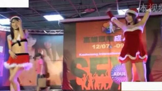 高雄成人展,大奶妹抖奶,不小心衣衫滑落,大酥胸整个滑露出来 高雄成人展,大奶妹抖奶,不小心衣衫滑落,大酥胸整个滑露出来