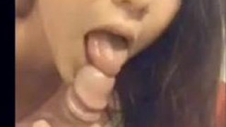 網路淫女口交全程自拍逼瘋網友 網路淫女口交全程自拍逼瘋網友