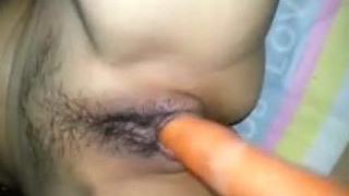 「異物侵入」海鮮也吃素?用紅蘿蔔插著插著居然有"沙拉醬"跑出來?(有影) 「異物侵入」海鮮也吃素?用紅蘿蔔插著插著居然有"沙拉醬"跑出來?(有影)