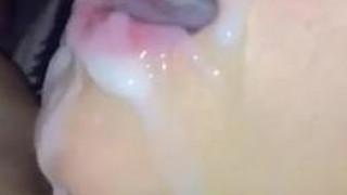 慢速播放「口腔射擊」,射好射滿~這量也太多啦!(有影) 慢速播放「口腔射擊」,射好射滿~這量也太多啦!(有影)