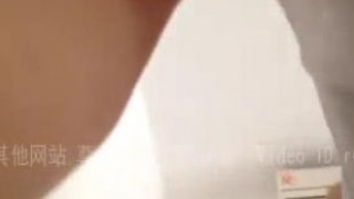 [自拍露臉]夫妻新花招，大奶人妻扮演護士露出大片胸光！老公笑得好開心（有影）