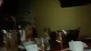 [自拍露臉]台灣小吃部～越南妹作風超大膽，近距離暴露下體：我怕你老花看不到阿！（有影）