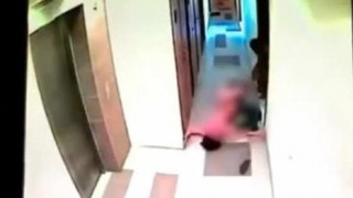 超可怕畫面!單身女子剛洗好被刺青男強制拖行~奮力掙扎還是被拖進去!(有影) 超可怕畫面!單身女子剛洗好被刺青男強制拖行~奮力掙扎還是被拖進去!(有影)