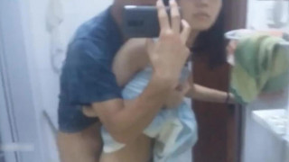 國語對白,大學小情侶在廁所內....... 國語對白,大學小情侶在廁所內.......