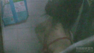 偷看隔壁家戴紅胸罩的妹子洗澡 偷看隔壁家戴紅胸罩的妹子洗澡