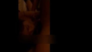 微黄的灯光下女友蛇一般缠绕着陌生男人 微黄的灯光下女友蛇一般缠绕着陌生男人