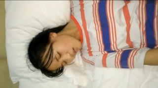 [JAV101本土精選!]「爸爸給你破處好不好?」女兒被奪走第一次痛到哭:還要多久!