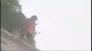 レイプ、浜辺で犯しまくる男達。キャンプ場のテントの中で愛し合っていたカップルにまで突然襲い掛かり、レイプしてしまう鬼畜軍団。 レイプ、浜辺で犯しまくる男達。キャンプ場のテントの中で愛し合っていたカップルにまで突然襲い掛かり、レイプしてしまう鬼畜軍団。