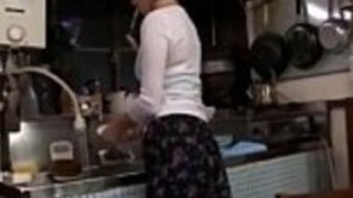 日本の婦人ミルクは息子を誘惑する 日本の婦人ミルクは息子を誘惑する