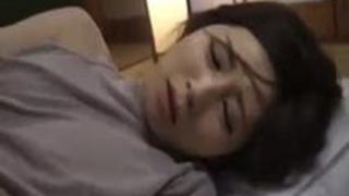 佐々木あき 「ヤメなさい…何やってるの…」夫の横で娘の彼氏に夜這いされ中出しまでされる美人妻… 佐々木あき 「ヤメなさい…何やってるの…」夫の横で娘の彼氏に夜這いされ中出しまでされる美人妻…